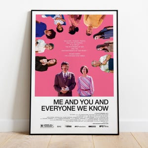 以下が含まれることがあります： 映画『ミー・アンド・ユー・アンド・エヴリワン』のポスター。ピンクの背景に、中央の引用文を囲むように円状に配置された様々な登場人物のコラージュが描かれています。下部には太い黒文字でタイトルとクレジットが記載されています。