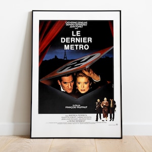 Può includere: Una locandina cinematografica incorniciata di Le Dernier Metro, che mostra una scena scura con una tenda rossa, la sagoma della Torre Eiffel e una bandiera con svastica sollevata. Il poster include il titolo, il regista Francois Truffaut e gli attori.