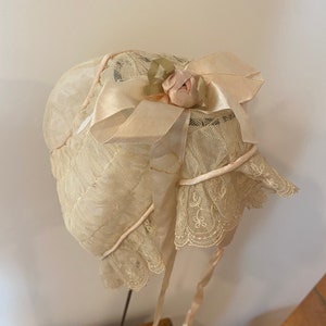 Superbe bonnet adulte de nuit des années 1920 avec ruban de travail rose