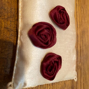 3 roses antiques des années 1920 en ruban