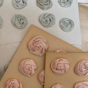 Trabalho de fita antigo, seda pastel rosa da década de 1920