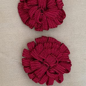 Des rosaces de travail en ruban antique ornent 5 rosaces dans la liste