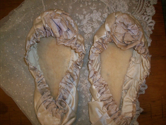 exquisite ribbon work shoes/slippers in pale wiste