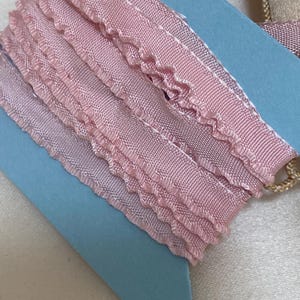 Maleńka różowa falbana na brzegu sałaty 1/4"