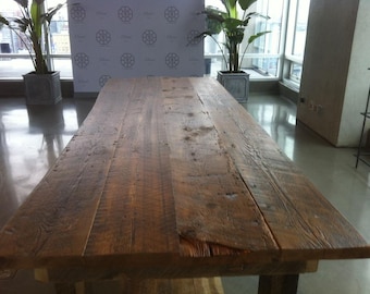 Eettafel van gerecycled hout
