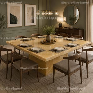 Op de afbeelding: Een grote vierkante eettafel van gepolijste gele onyxsteen met een dikke voet. De tafel is voorzien van acht houten stoelen met gebogen rugleuningen en grijze gestoffeerde zittingen, gerangschikt rond de tafel met bijbehorende tafeldekking.
