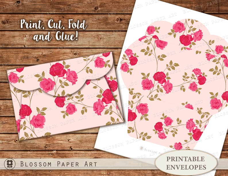 K&ouml;nnte beinhalten: Druckbare Briefumschlagvorlage mit einem rosafarbenen Blumenmuster mit rosa Rosen und goldenen Bl&auml;ttern. Der Text "Drucken, Ausschneiden, Falten und Kleben!" befindet sich oben im Bild. Der Text "Druckbare Umschl&auml;ge" befindet sich unten im Bild.