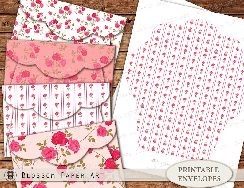 K&ouml;nnte beinhalten: Druckbare Briefumschlagvorlagen mit vier verschiedenen Blumenmustern mit rosa Rosen und wei&szlig;em Hintergrund. Die Muster umfassen ein rosa Blumenmuster, ein rosa-wei&szlig; gestreiftes Muster, ein rosa Blumenmuster mit gr&uuml;nen Bl&auml;ttern und ein rosa-wei&szlig; gestreiftes Muster. Der Text "Druckbare Umschl&auml;ge" befindet sich am unteren Rand des Bildes.