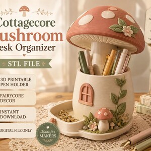 Peut inclure: Un organisateur de bureau en forme de champignon avec un chapeau rose à pois blancs, une base crème avec une petite fenêtre arquée et un plateau. Le texte indique Cottagecore Mushroom Desk Organizer, STL FILE, 3D PRINTABLE PEN HOLDER, FAIRYCORE DECOR, INSTANT DOWNLOAD, DIGITAL FILE ONLY et Made for Makers.