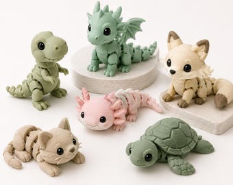 Puede incluir: Una colección de seis figuras de animales articuladas que incluye un dinosaurio verde, un dragón verde, un zorro beige, un ajolote rosa, un gato beige y una tortuga verde. Cada figura presenta un diseño de cuerpo segmentado con superficies mate y ojos negros.