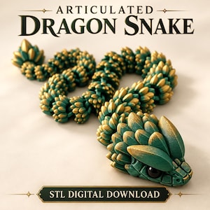 Puede incluir: Una figura de serpiente dragón articulada con un patrón de escamas texturizadas y superpuestas en verde oscuro con reflejos dorados metálicos en los bordes. La criatura tiene una cabeza redondeada con grandes ojos negros y un cuerpo largo, segmentado y flexible.