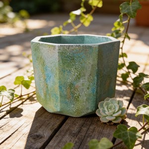 Vaso da fiori in cemento turchese dipinto a mano con dettagli dorati, pezzo unico.