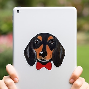 Autocollant pour chien teckel Sticker en vinyle Illustration dessinée à la main Accessoire pour noeud papillon Décoration pour ordinateur portable 3 tailles Amoureux des animaux de compagnie Maman et Papa Idée cadeau Tech Vétérinaire