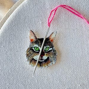 猫用ニードルマインダー 刺繍用ワークスペースオーガナイザー 猫用ギフト 下水道ツールホルダー マグネットデザイン カスタムネーム クラフトアクセサリー メインクーン