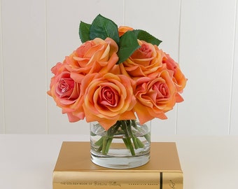 Arreglo floral artificial de rosas color melocotón y naranja en jarrón de vidrio