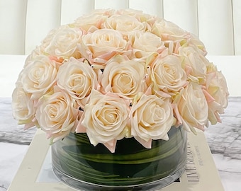 Champagne Real Touch rozenarrangement: Frans tafelstuk