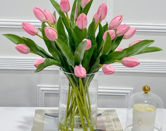 Kunstbloemenarrangement: Lichtroze tulpen met realistische textuur