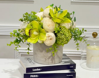Groene orchidee, pioenroos, groene bessen Arrangement: Frans landelijk bloemenstuk