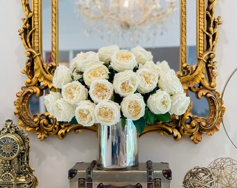 Real Touch Austin Roses Centerpiece: Ivoor champagnekleurig bloemstuk in een gouden vaas