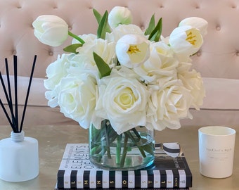 Vitt arrangemang med rosor och tulpaner i äkta färg: Modern blomsterdekoration