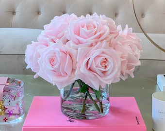 Grote Real Touch rozen als tafeldecoratie.