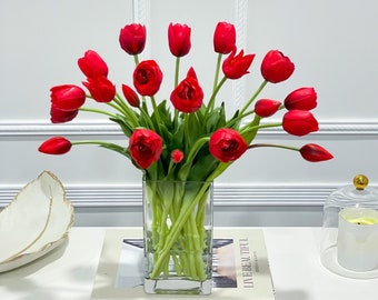 Arrangement met rode Real Touch-tulpen: Frans landelijk tafelstuk