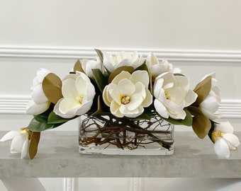 Kompozycja Real Touch White Magnolia: długi element centralny stołu