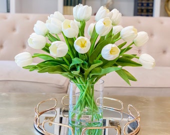 Centro de mesa con tulipanes blancos de tacto real de 17": arreglo con agua artificial