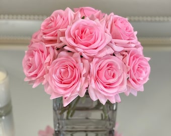 Roze Real Touch rozenarrangement: Kunstbloemen tafelstuk
