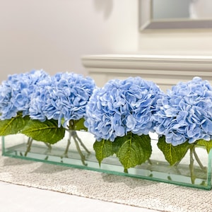 Long arrangement d&#39;hortensias français, faux centre de table artificiel rose dans un long vase en verre, pièce maîtresse de décoration florale française