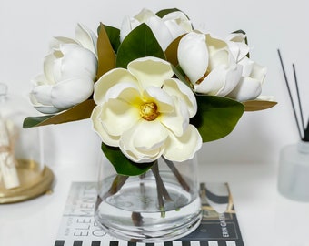 Arreglo floral de magnolia blanca con toques reales: Centro de mesa en jarrón de vidrio