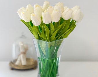 Mittdekoration i form av en vit tulpan av äkta touch: Konstblomsterarrangemang