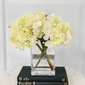 Composition florale REAL TOUCH Hortensias blancs/crèmes - Arrangement d&#39;hortensias Real Touch - Arrangement d&#39;hortensias blancs - Centre de table Real Touch