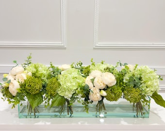 Witte rozenpioen, groene hortensia: lang bloemenstuk, Frans landelijk decor