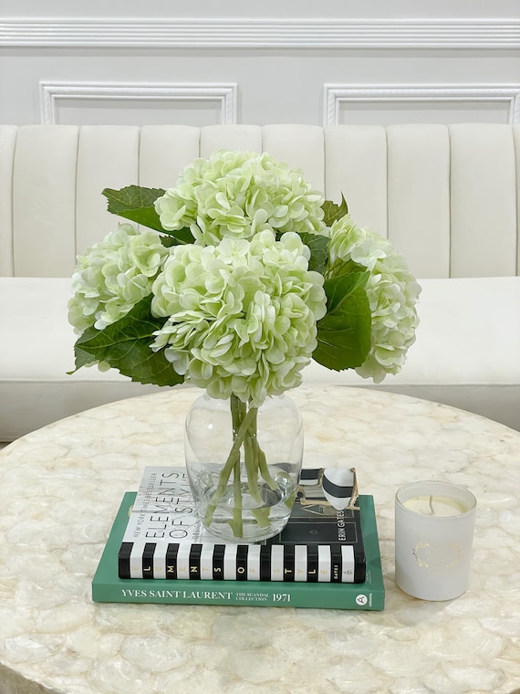Centrotavola con fiori artificiali, base in legno composto da rose, ortensie e rami di pampas - Tonino Fiori Design
