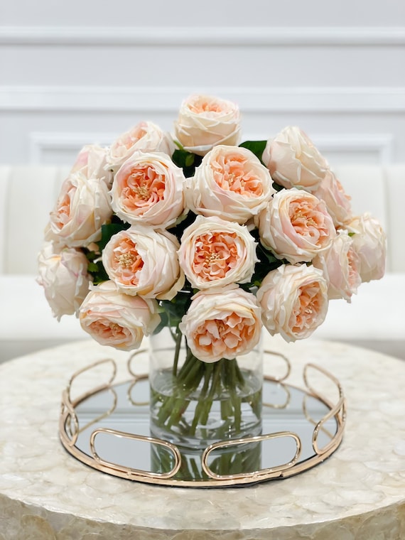 matrimonio: centrotavola con rose bianche in vaso di vetro, con decorazioni  in vetro e ca…