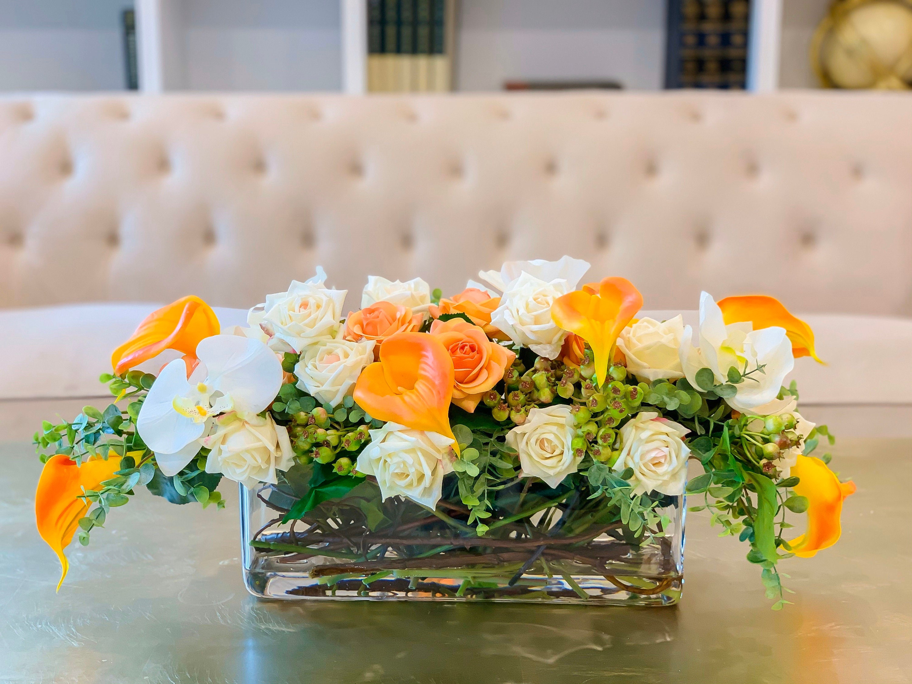 Moderno centro de mesa largo para la mesa de la cena de Acción de Gracias,  arreglo floral hecho a mano, gran arreglo de orquídeas Calla Lily Rose -   España