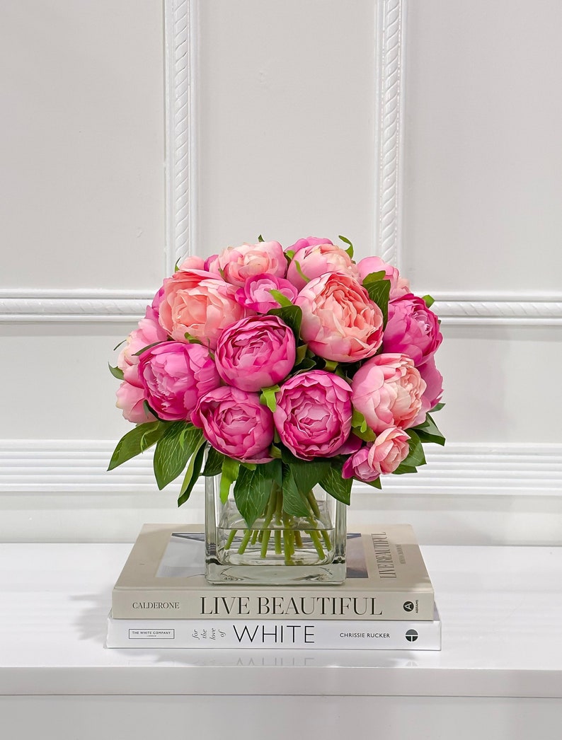 Fuchsia Rosa Pfingstrosen Arrangement: Ländliche Seidenblumen in Vase Bild 8