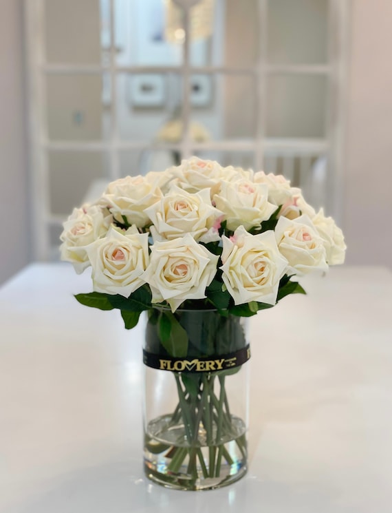エンジェル彫刻のホワイト花瓶　バラ造花付 リアルタッチのアイボリーローズアレンジメント：ガラスの花瓶に入った