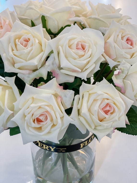 リアルタッチのアイボリーローズアレンジメント：ガラスの花瓶に入った