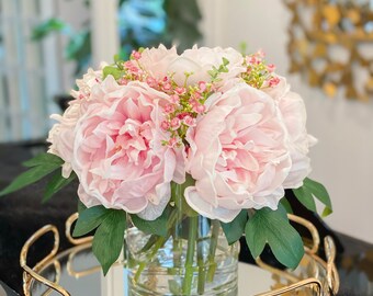 アレッサンドロ・ラホ　花瓶のピンクの花 リトグラフ リアルタッチのピンクの牡丹のセンターピース：シルクフラワー