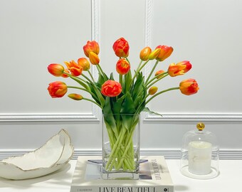 ピンクのチューリップのアレンジメント：ガラスの花瓶に入ったモダンな