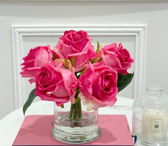 フクシアのリアルタッチローズアレンジメント：フレンチカントリーの