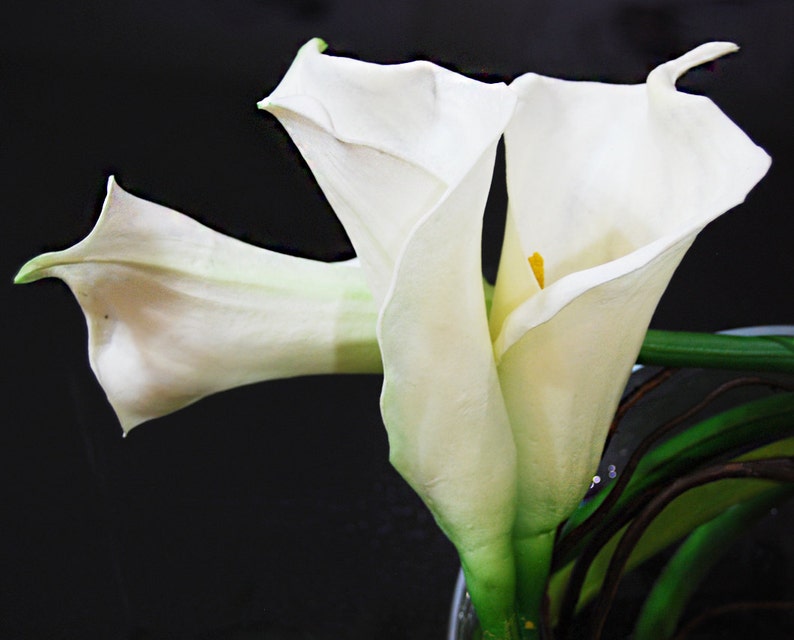 Arreglo de lirios de cala blancos con tacto real: centro de mesa con flores artificiales imagen 3