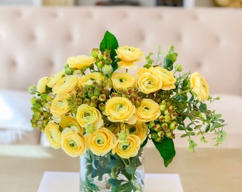 ガラス製花瓶 黄色の花模様　立体ガラス　アクセント花器 黄色のラナンキュラスのアレンジメント：ガラスの花瓶に入ったシルク
