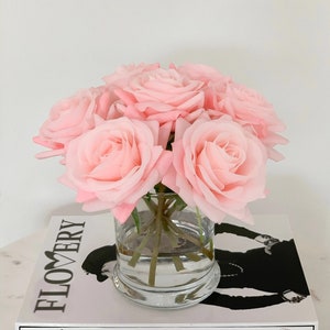 Arreglo floral con rosas de tacto real en jarrón - Arreglo floral - Arreglo floral con rosas de tacto real - Arreglo floral con rosas - Centro de mesa con rosas rosadas