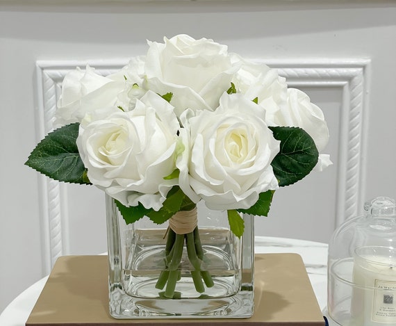 Composizione floreale Real Touch con rose bianche come centrotavola per  matrimonio con rose realistiche in vaso, composizione di rose finte per  decorazioni per la casa -  Italia