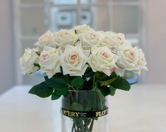 リアルタッチのアイボリーローズアレンジメント：ガラスの花瓶に入った