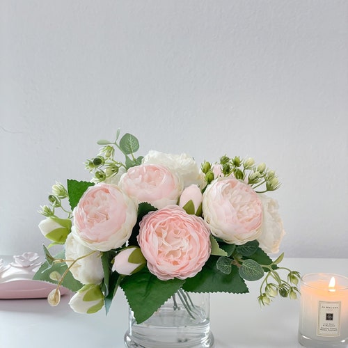 Composition de roses et de pivoines en soie : centre de table imitation floral dans un vase en verre