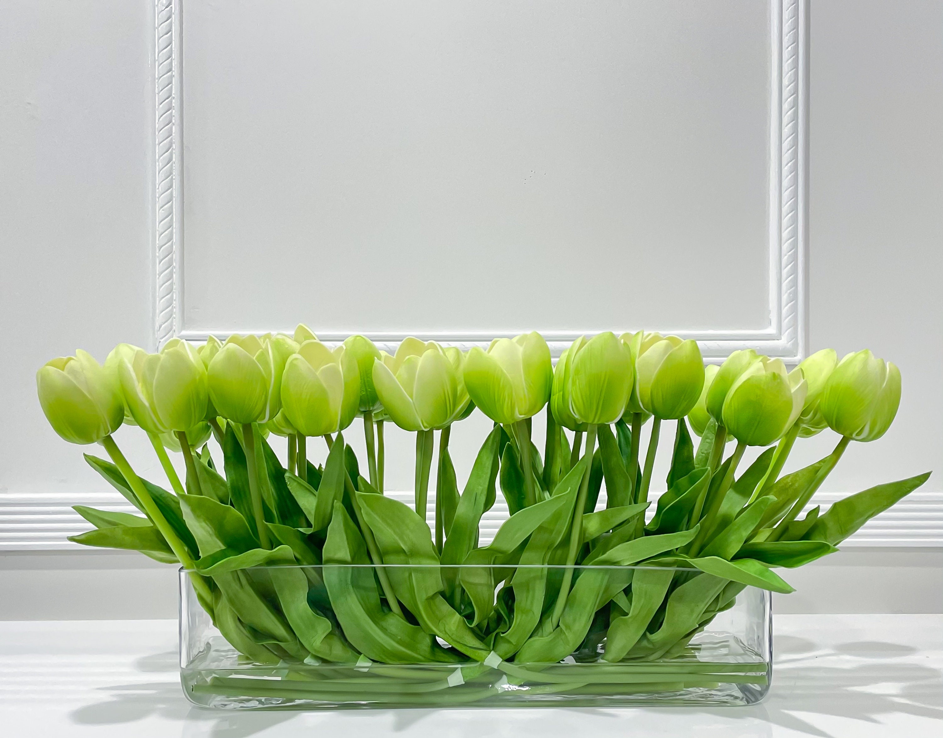 Moderne lange Real Touch Tulpenanordnung in Rechteck-Glasvase, grünes Ombré  künstliches Tulpen-Imitat-Mittelstück-luxuriöser französischer Blumendekor